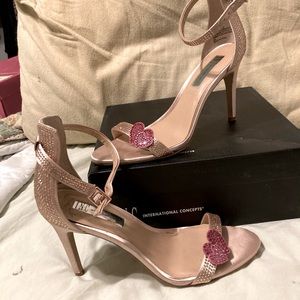 Adorable!  Rose Gold Sparkly heel with hearts over toe, for dressy occasion!